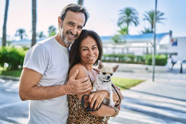 Medelålders Man Och Kvinna Par Håller Chihuahua Krama Varandra Gatan — Stockfoto
