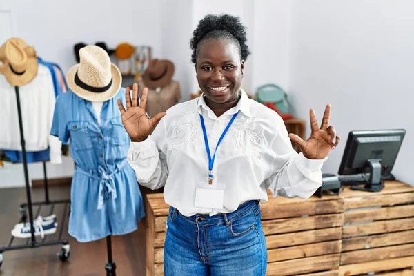 Junge Afrikanerin Die Als Managerin Einer Einzelhandelsboutique Arbeitet Zeigt Mit — Stockfoto