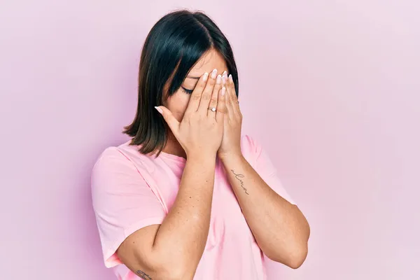 Jeune Femme Hispanique Portant Shirt Rose Décontracté Avec Expression Triste — Photo