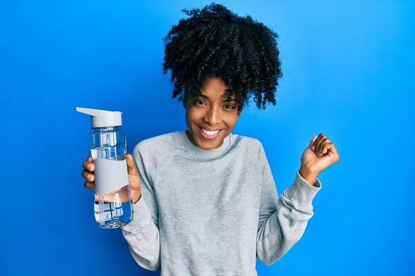 Африканська Американка Волоссям Африканського Афроамериканця Пляшку Води Яка Кричить Гордо — стокове фото