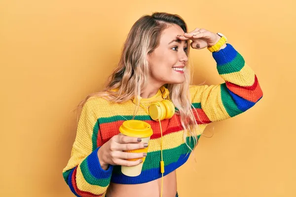 Piękna Młoda Blondynka Pije Filiżankę Kawy Nosząc Słuchawki Bardzo Szczęśliwe — Zdjęcie stockowe