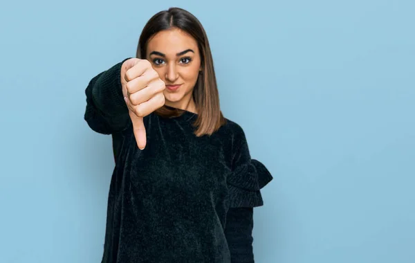 Piękna Brunetka Ubrana Elegancki Sweter Wyglądająca Nieszczęśliwą Wściekłą Pokazując Odrzucenie — Zdjęcie stockowe