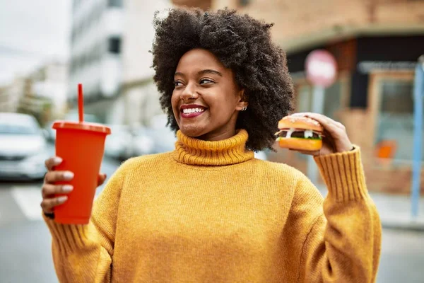 Ung Afrikansk Amerikansk Flicka Äter Klassisk Hamburgare Och Dricka Läsk — Stockfoto