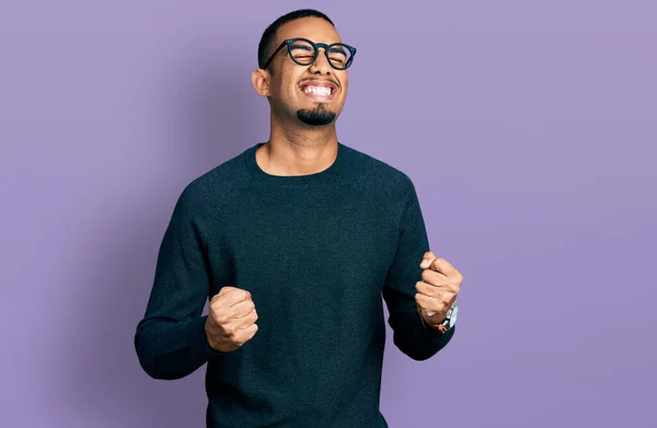 Joven Afroamericano Vestido Con Ropa Casual Gafas Emocionadas Por Éxito — Foto de Stock