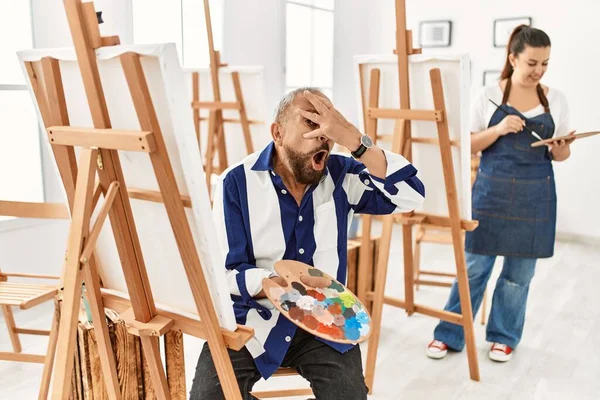 Hombre Artista Sénior Estudio Arte Espiando Shock Cubriendo Cara Los — Foto de Stock