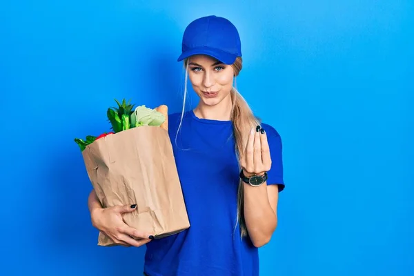 Jonge Blanke Vrouw Draagt Koeriersuniform Met Boodschappen Van Supermarkt Doet — Stockfoto