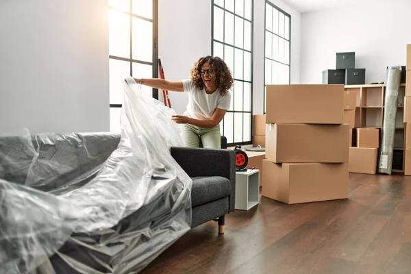 Middelbare Leeftijd Spaanse Vrouw Glimlachend Vol Vertrouwen Het Uitpakken Van — Stockfoto