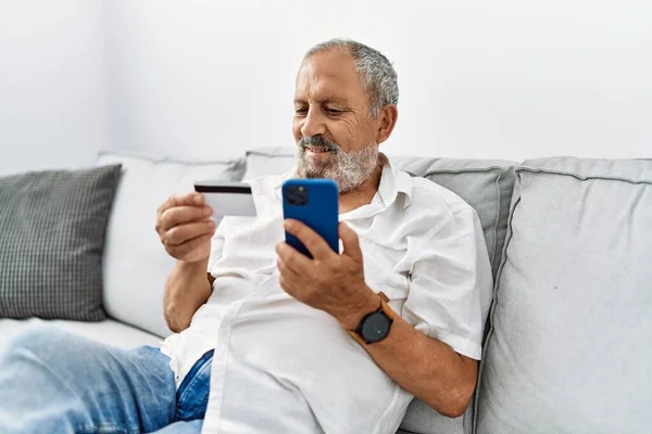 Senior Γκρίζα Μαλλιά Άνθρωπος Χαμογελά Αυτοπεποίθηση Χρησιμοποιώντας Smartphone Και Πιστωτική — Φωτογραφία Αρχείου