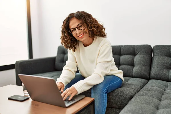 Mujer Hispana Mediana Edad Sonriendo Confiada Usando Laptop Casa — Foto de Stock