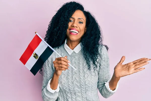 Mulher Afro Americana Meia Idade Segurando Bandeira Egito Celebrando Realização — Fotografia de Stock