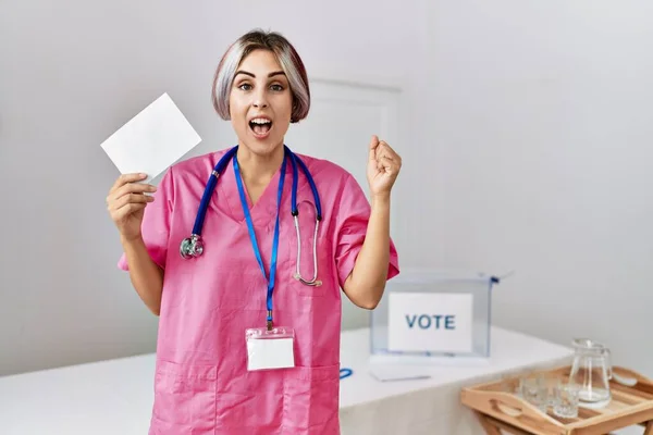 Νεαρή Νοσοκόμα Γυναίκα Στις Εκλογές Της Πολιτικής Εκστρατείας Κρατώντας Φάκελο — Φωτογραφία Αρχείου