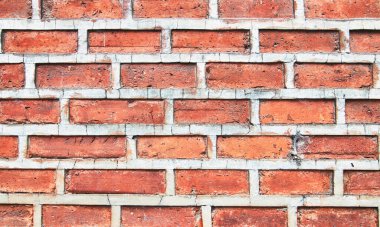 Çatlak kiremitler ve çimentoyla tuğla duvar dokusu. Klasik tuğla duvar yüzey arkaplanı