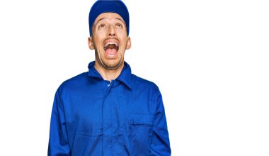 Kel ve sakallı bir adam. Üniforma giyiyor. Kızgın ve kızgın bağırıyor. Öfkeyle bağırıyor. öfke ve agresif konsept. 