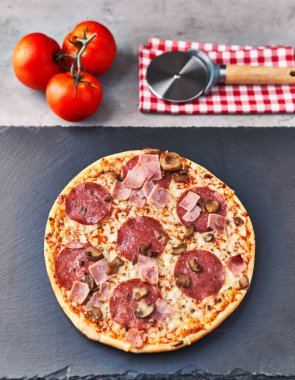  Beton zeminde lezzetli İtalyan pizzası.