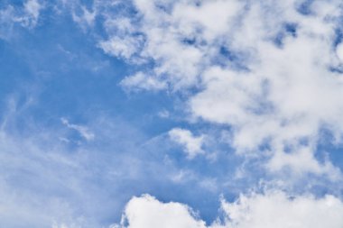 Güneşli bir günde bulutlu güzel mavi gökyüzü