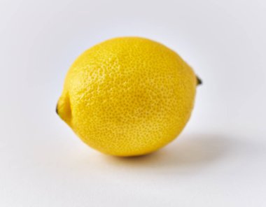  Beyaz arka planda tek limon meyvesi