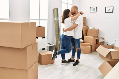 Genç İspanyol çift yeni evlerinde öpüşüp kucaklaşıyorlar..