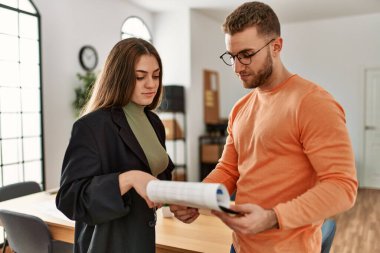 Ofiste çalışan iki beyaz iş adamı..