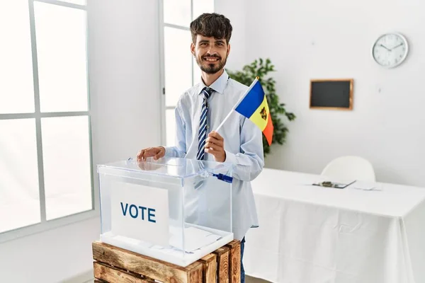 Genç Spanyol Seçmen Seçim Kurulunda Moldavya Bayrağı Taşıyor — Stok fotoğraf