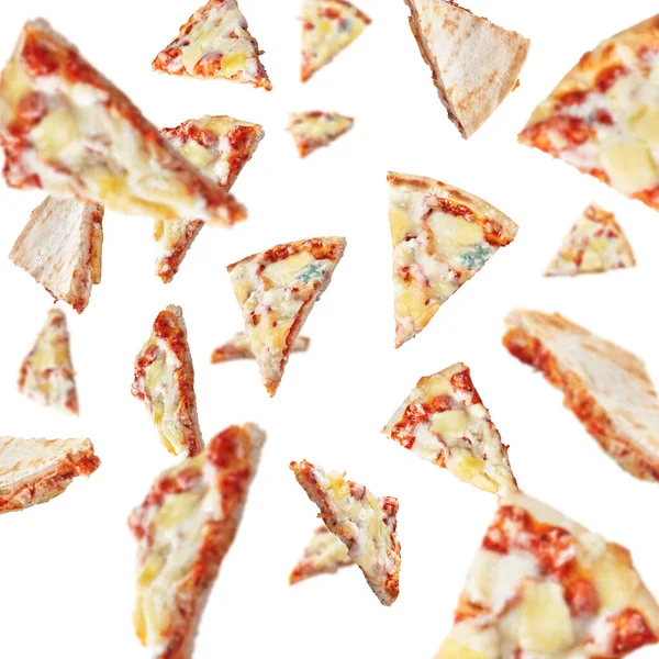 白い背景で隔離された4チーズイタリアのピザのスライス — ストック写真