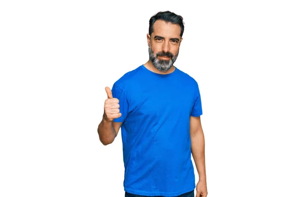 Középkorú Szakállas Férfi Alkalmi Kék Pólóban Boldog Hüvelykujjal Felemelt Kézzel — Stock Fotó