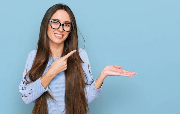 Mladý Hispánec Dívka Sobě Ležérní Oblečení Brýle Ohromen Usmívá Kamery — Stock fotografie