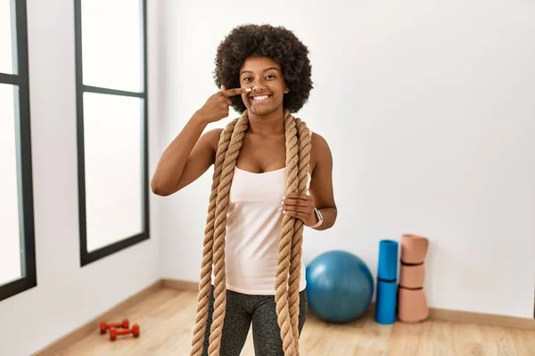 Joven Mujer Afroamericana Con Pelo Afro Gimnasio Entrenando Con Cuerdas — Foto de Stock