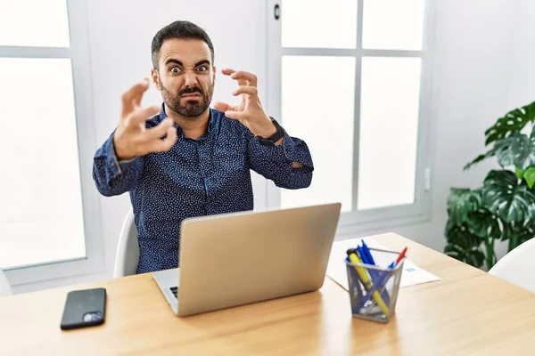 Joven Hispano Con Barba Trabajando Oficina Con Laptop Gritando Frustrado — Foto de Stock