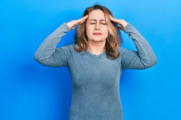 中年白人女性头戴便服 因压力头疼 偏头痛 — 图库照片