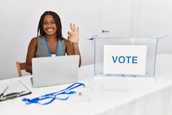 Mujer Afroamericana Joven Que Trabaja Las Elecciones Políticas Sentada Por —  Fotos de Stock