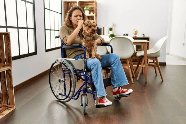 Evde Tekerlekli Sandalyede Oturan Genç Spanyol Kız Stres Yüzünden Eli — Stok fotoğraf