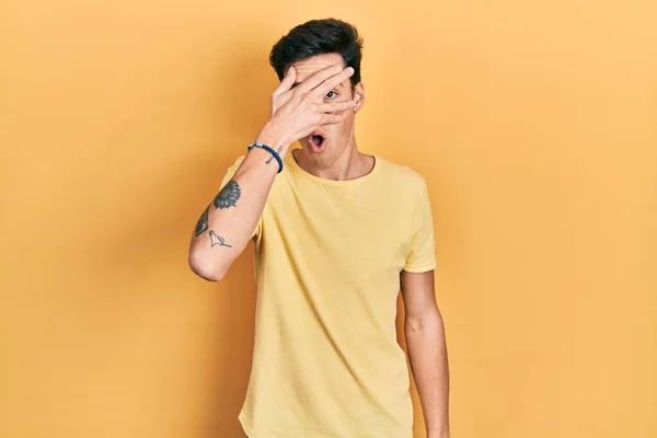 Νεαρός Ισπανός Άνδρας Φορώντας Casual Κίτρινο Shirt Κρυφοκοιτάζοντας Χέρι Μέσα — Φωτογραφία Αρχείου