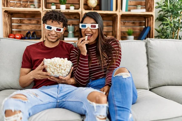 Young Latin Couple Smiling Happy Sitting Sofa Home — Φωτογραφία Αρχείου