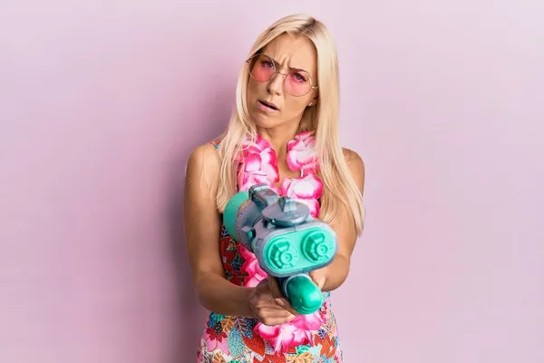 Jonge Blonde Vrouw Badpak Hawaïaanse Lei Met Waterpistool Onwetend Verwarde — Stockfoto