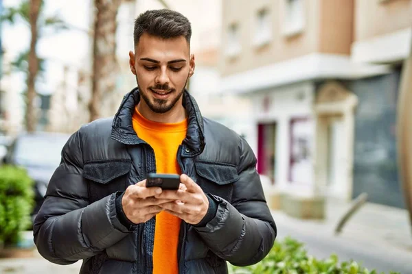 Hombre Hispano Guapo Con Barba Sonriendo Feliz Confiado Ciudad Usando —  Fotos de Stock