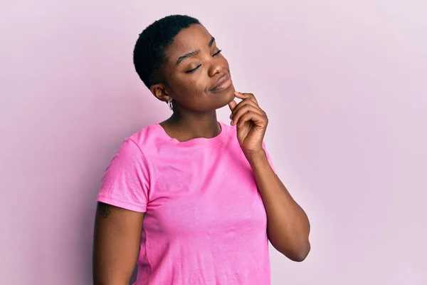 Young African American Woman Wearing Casual Pink Shirt Thinking Concentrated — Stockfoto