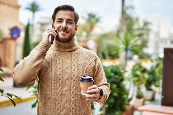 Mladý Kavkazský Muž Mluví Smartphone Pití Kávy Městě — Stock fotografie