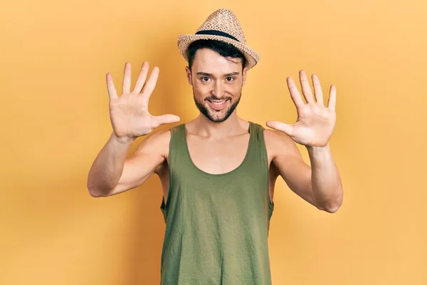Νεαρός Ισπανός Καλοκαιρινό Καπέλο Που Δείχνει Και Δείχνει Δάχτυλα Νούμερο — Φωτογραφία Αρχείου