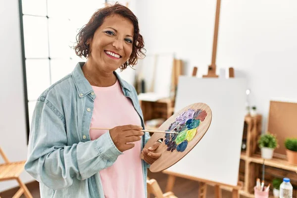 Orta Yaşlı Spanyol Ressam Gülümsüyor Resim Stüdyosunda Mutlu Çizimler — Stok fotoğraf
