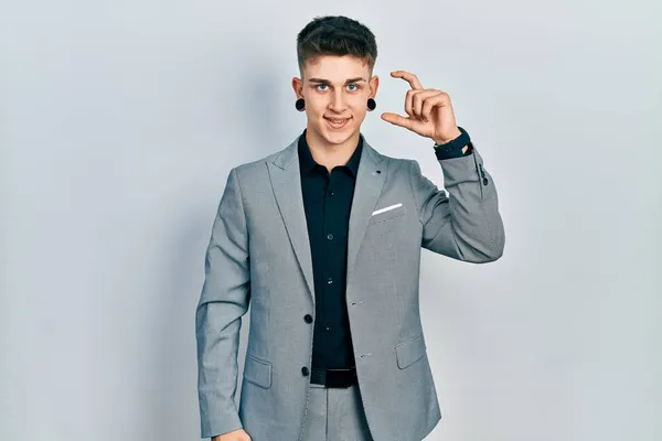 Junge Kaukasische Junge Mit Ohren Erweiterung Business Jacke Lächelnd Und — Stockfoto