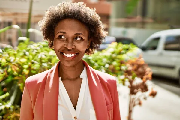 Piękny Biznes Afroamerykanka Kobieta Afro Włosy Uśmiechnięte Szczęśliwy Pewny Siebie — Zdjęcie stockowe