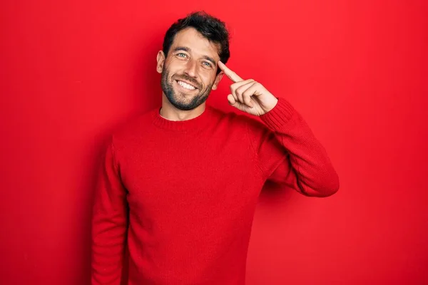 Homem Bonito Com Barba Vestindo Camisola Vermelha Casual Sorrindo Apontando — Fotografia de Stock