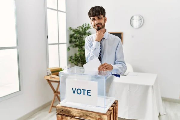 Hombre Hispano Con Barba Votando Poniendo Sobre Las Urnas Mirando —  Fotos de Stock