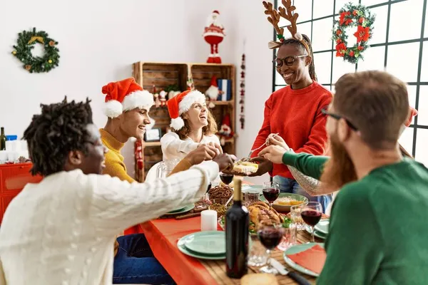 Gruppo Giovani Sorridenti Felici Avere Cena Natale Casa — Foto Stock