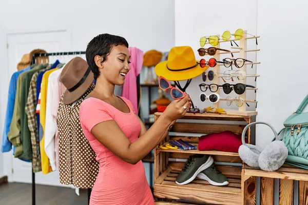 Junge Hispanische Kundin Lächelt Selbstbewusst Mit Sonnenbrille Bekleidungsgeschäft — Stockfoto