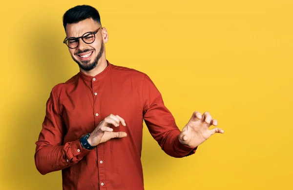 Ung Latinamerikansk Man Med Skägg Affärsskjorta Och Glasögon Äcklad Uttryck — Stockfoto