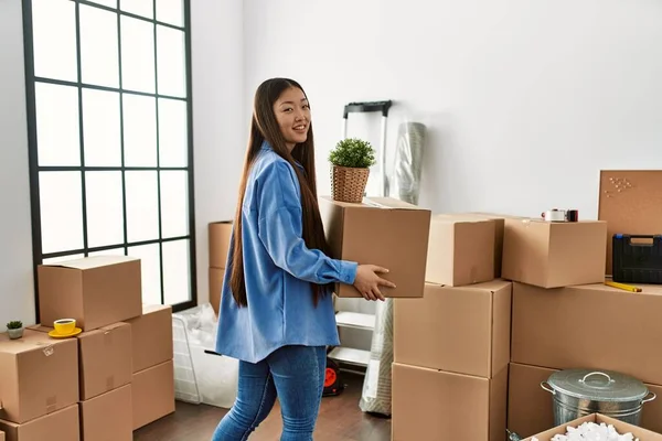 Young Chinese Girl Smiling Happy Holding Cardboard Box New Home — Stock Photo, Image