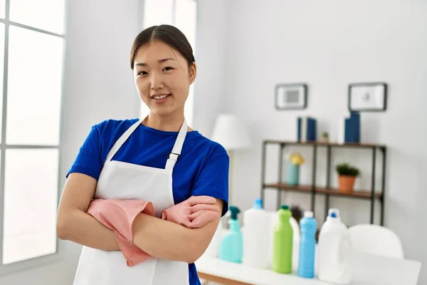 Young Chinese Housewife Standing Arms Crossed Gesture Cleaning Products Table — Stock Photo, Image