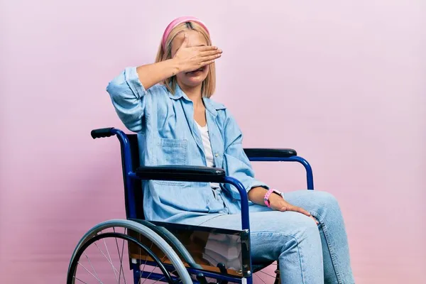Сидящая Инвалидной Коляске Блондинка Закрывающая Глаза Рукой Выглядит Серьезно Грустно — стоковое фото