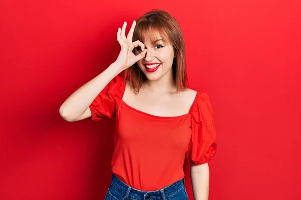 Kırmızı Tişörtlü Kızıl Saçlı Genç Bir Kadın Hareketleriyle Gülümsüyor Mutlu — Stok fotoğraf